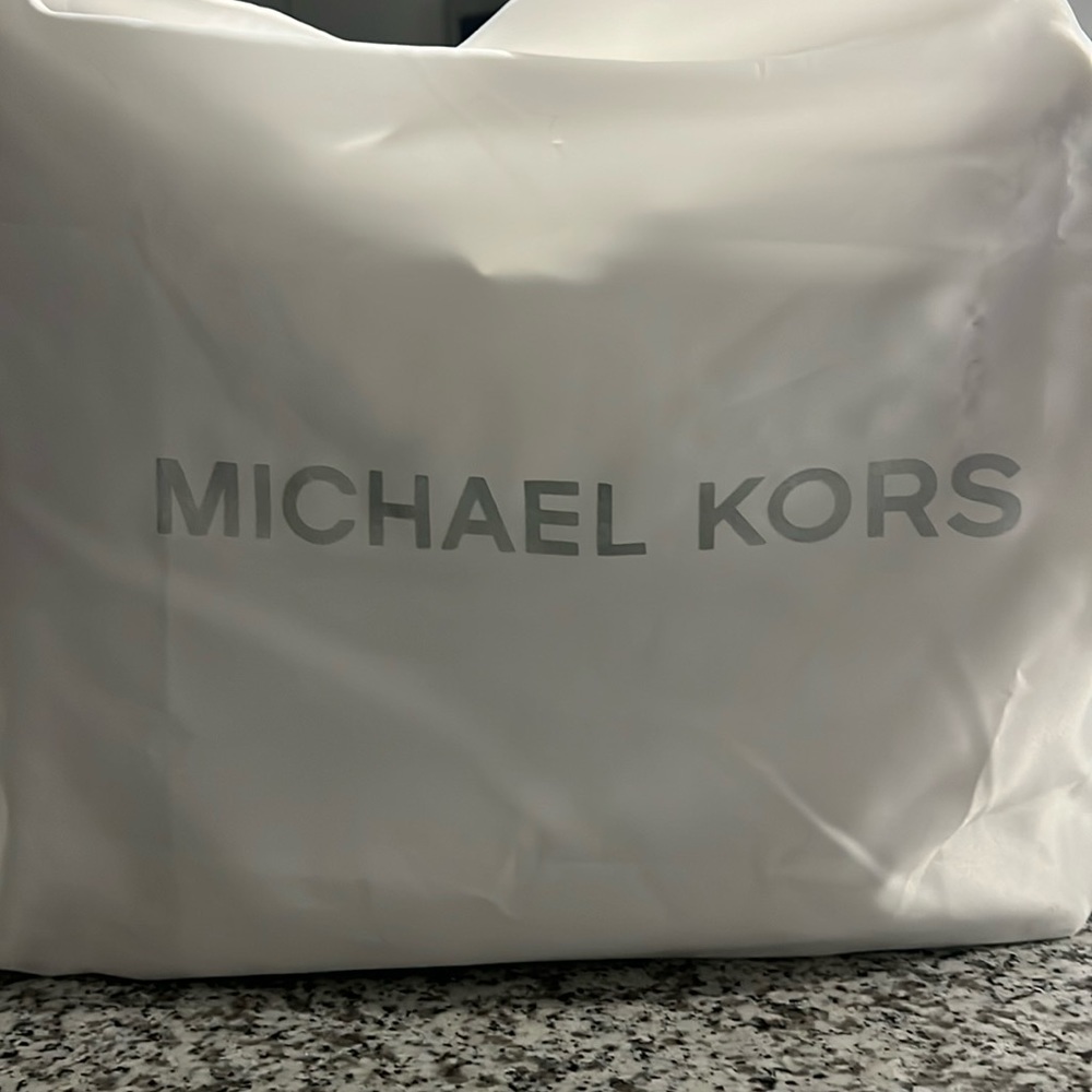 Michael Kors Large shoulder bag. Vanilla/Acorn signature